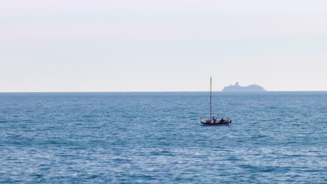 Velero-En-El-Mar-Azul-Con-Crucero-En-El-Horizonte,-Mar-Mediterráneo,-Calpe,-España