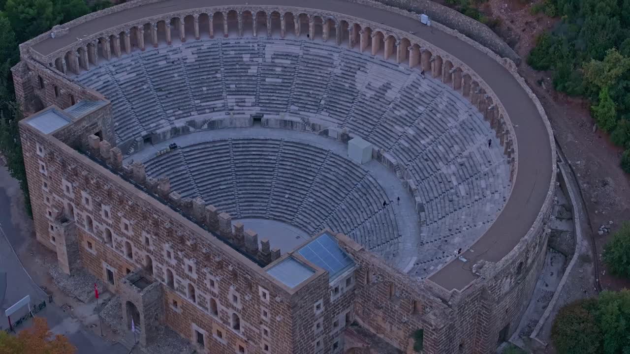 Heure dorée sur l'amphithéâtre d'Aspendos en Turquie