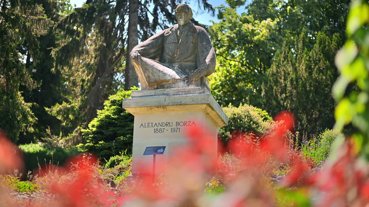 Monumento di Alexandru Borza in un parco nel centro di Cluj, Romania. Rigoglioso verde tutt'intorno