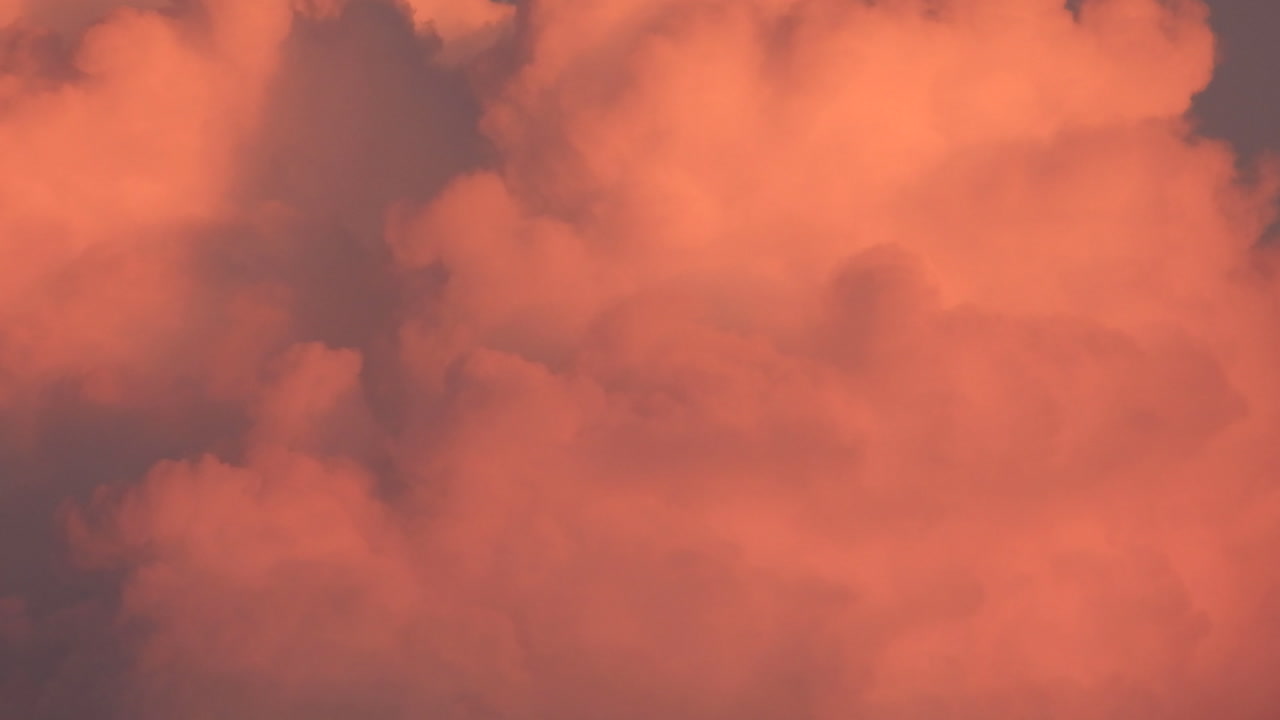 primer plano de lapso de tiempo de movimientos de nubes de color coral suave y esponjoso con un ambiente de verano de ensueño en las horas doradas del atardecer