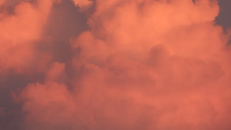 primer plano de lapso de tiempo de movimientos de nubes de color coral suave y esponjoso con un ambiente de verano de ensueño en las horas doradas del atardecer
