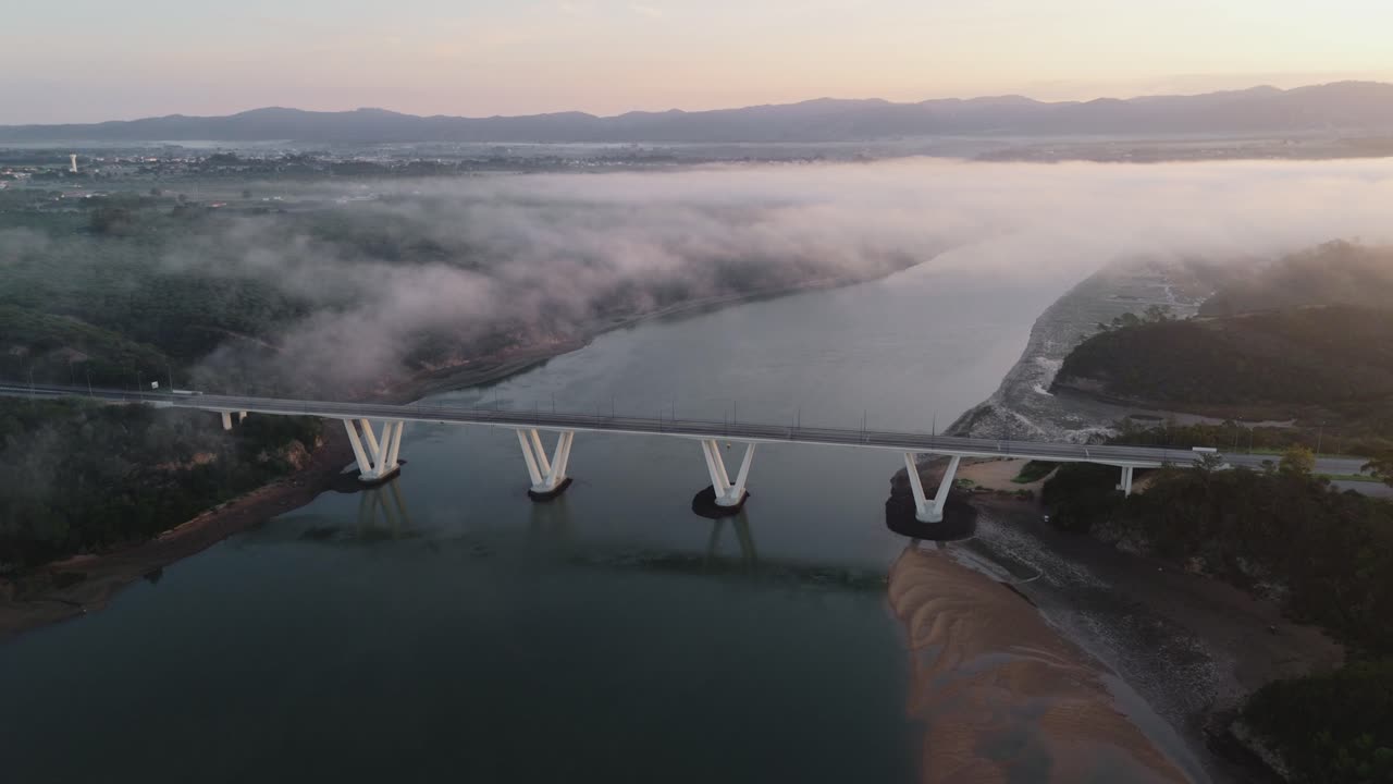 puente de vila de milfontes en la niebla matutina sobre el río mira en odemira, portugal