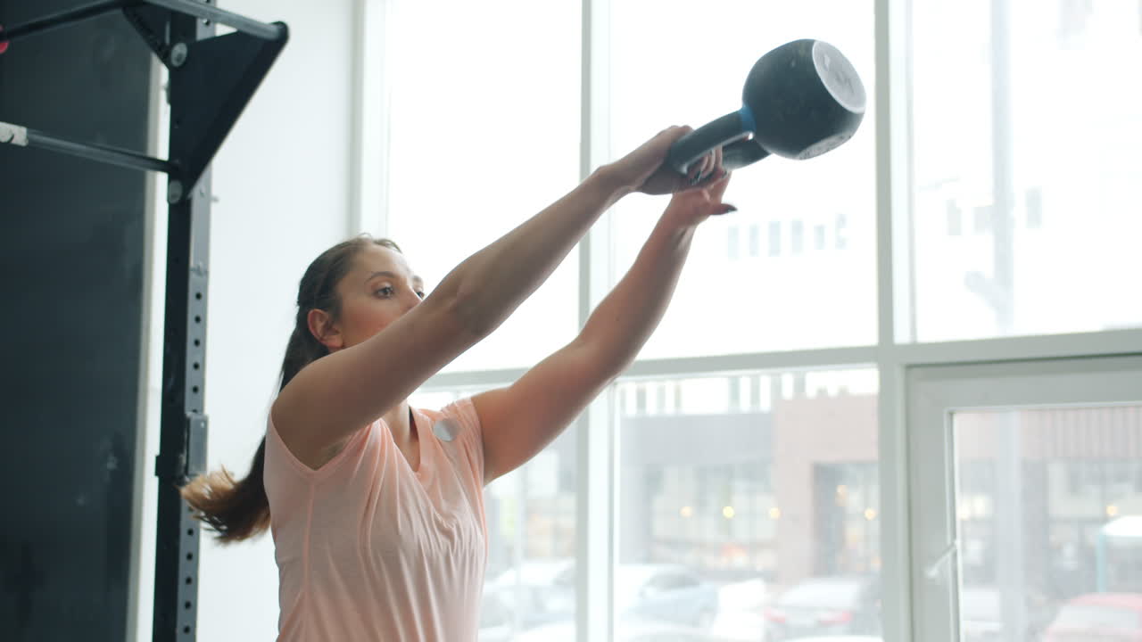 체육관에서 운동하는 여자