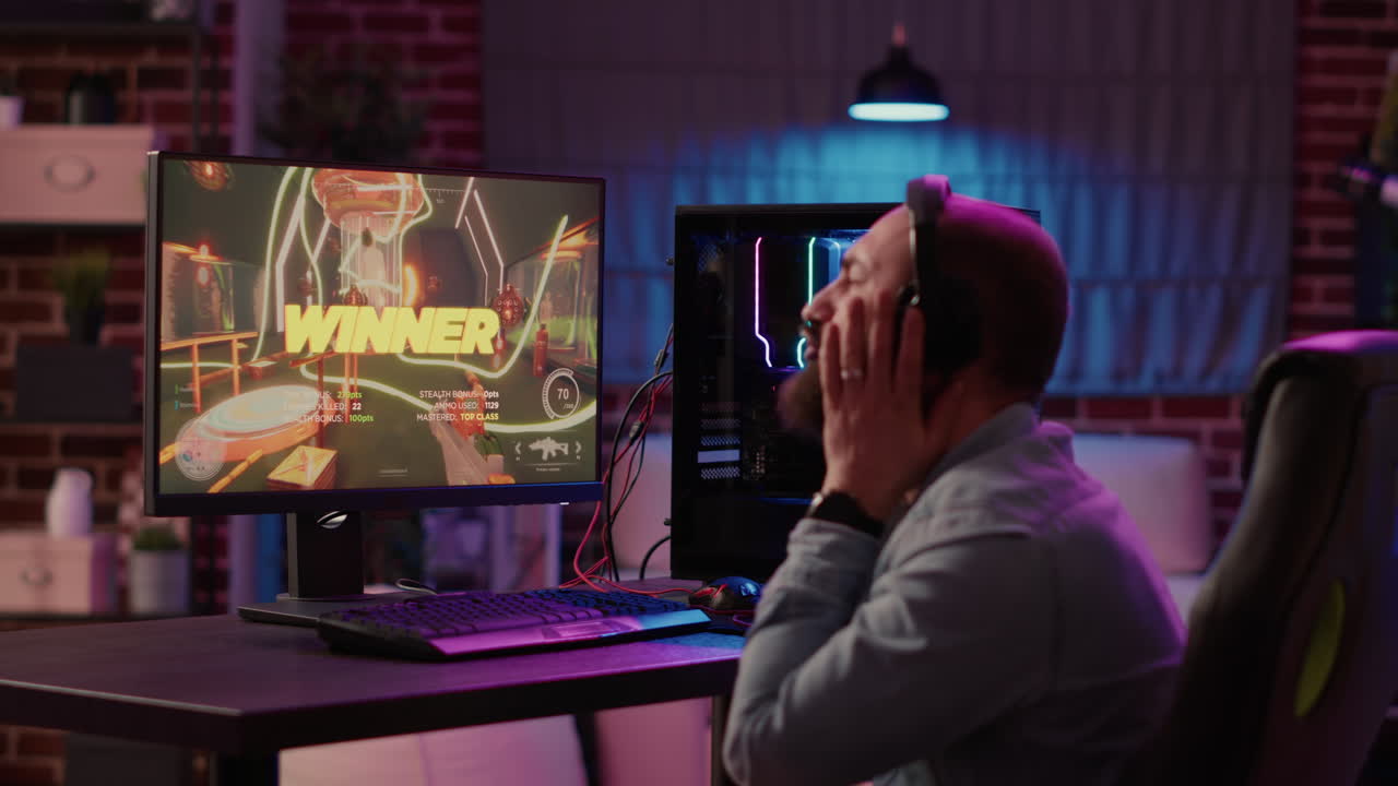 Ripresa statica su treppiede di un uomo che gioca a uno sparatutto in prima persona online, arrabbiato per aver perso una competizione online