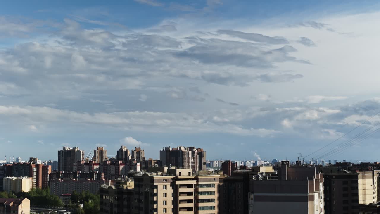 현대 도시, 높은 건물, 도시 위의 아름다운 하늘