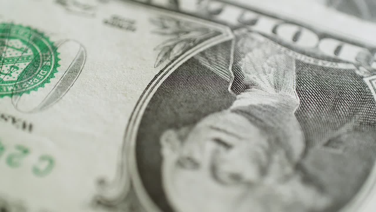 en un movimiento circular, un primer plano de un billete de un dólar de los estados unidos de américa