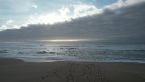 Familia-En-La-Playa-En-Un-Día-Nublado