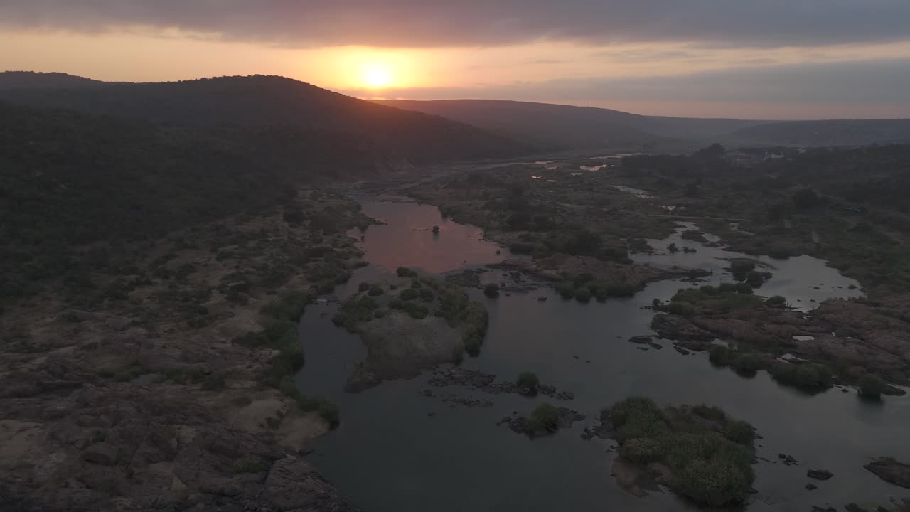 el dron revela el despertar del río komati bañado en el amanecer.