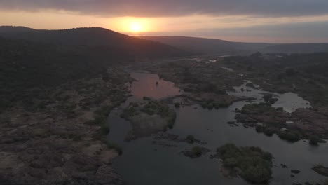 Drohne-Zeigt-Den-Erwachenden-Komati-Fluss-Im-Sonnenaufgang