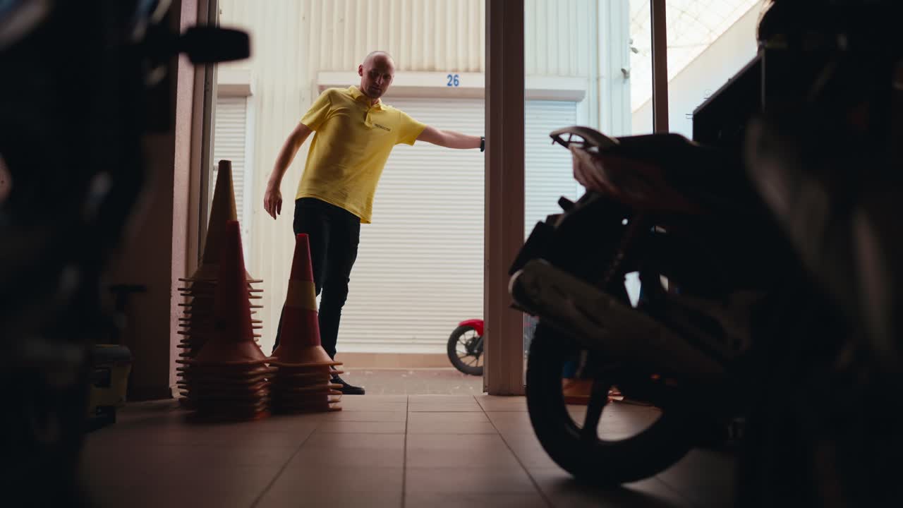 운전 교사는 일요일 초에 학교 차고를 열습니다.