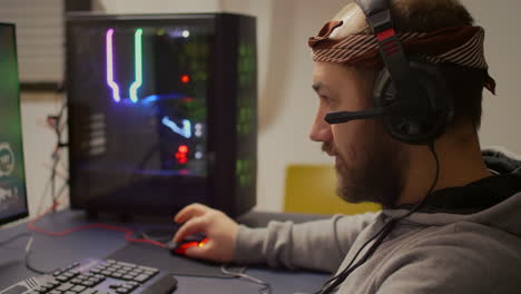 jugador profesional poniendo auriculares con micrófono