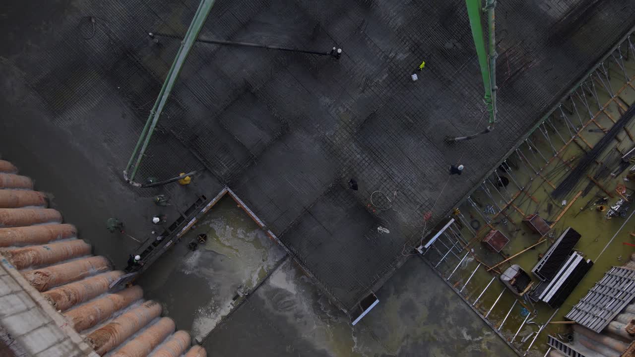 vista aérea panorámica de rascacielos en construcción con vista a la ciudad, tel aviv, isreal
