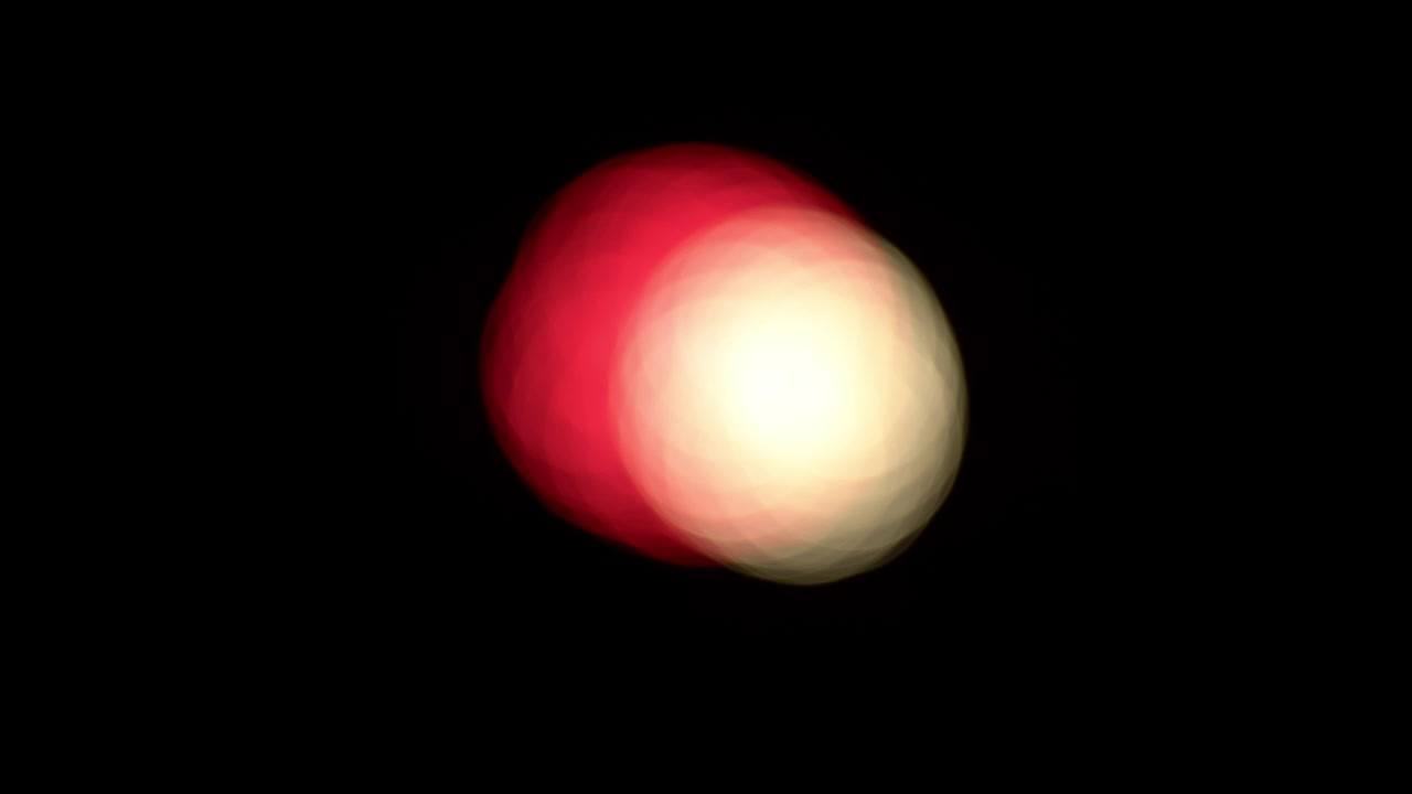 Vidvinkelbilde av bokeh-mønstre skapt av ufokusert fyrverkeri i det fjerne