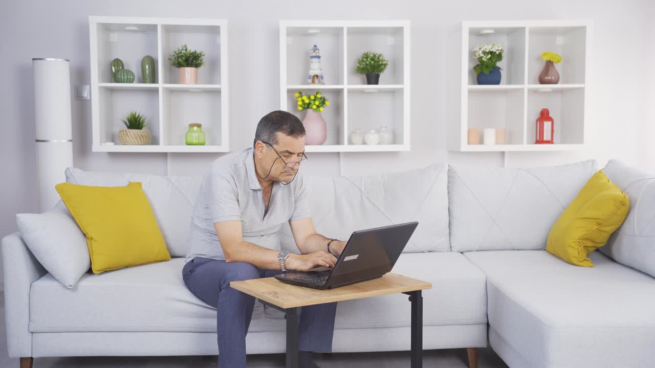 노인이 노트북으로 온라인 채팅을 하고 노인이 여가시간을 보내고 있습니다.