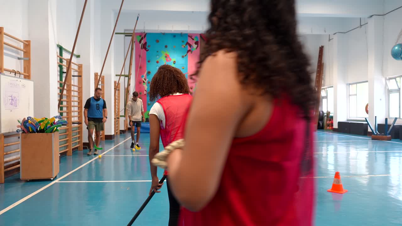 Partita sportiva indoor con persone