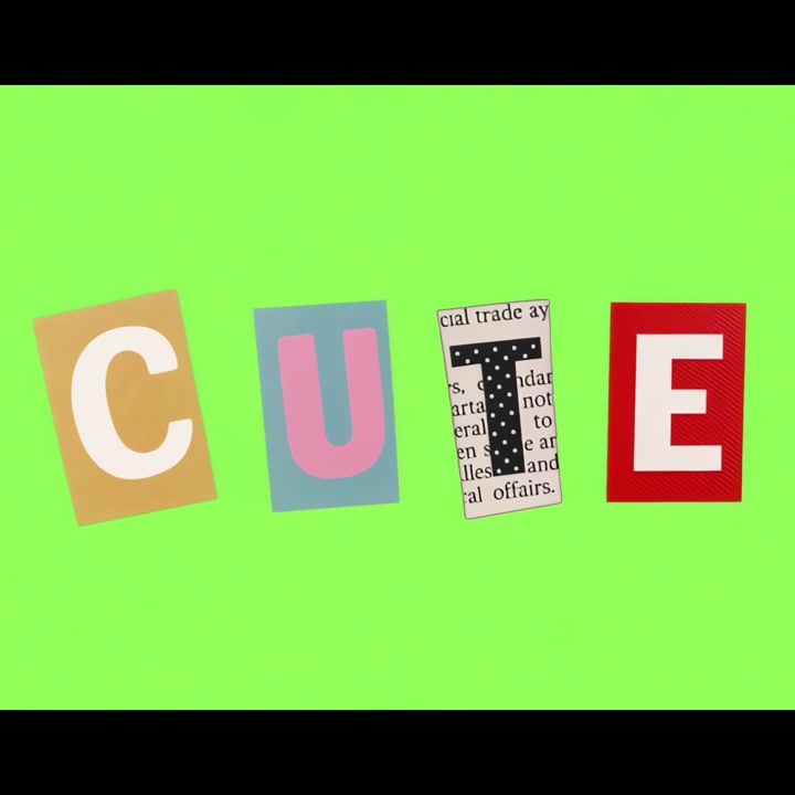 Testo animato in stile collage che forma la parola "Cute" su sfondo verde