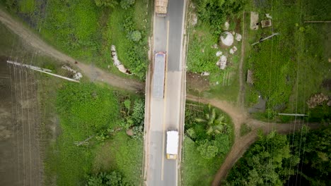 vista aérea de un coche que pasa por un puente