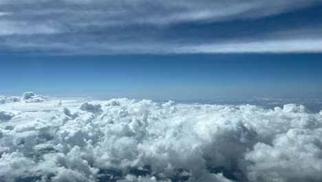 bonita vista aérea desde la cabina de un jet mientras sobrevuela un cielo desordenado lleno de diminutos cúmulos