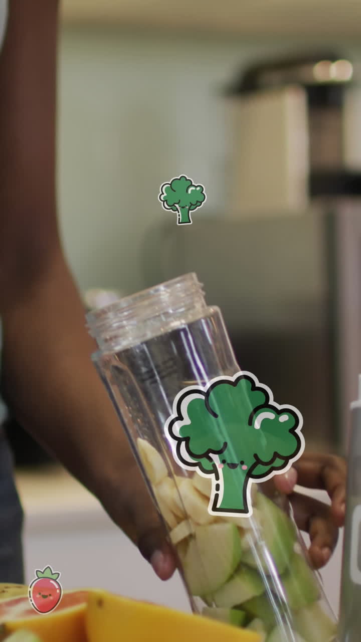 animación de iconos de frutas y verduras sobre una mujer afroamericana haciendo una bebida saludable