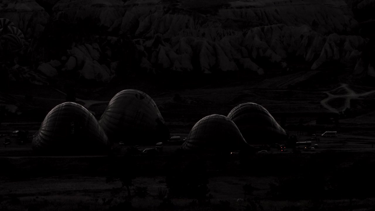 Mongolfiere che si preparano al volo in Cappadocia all'alba