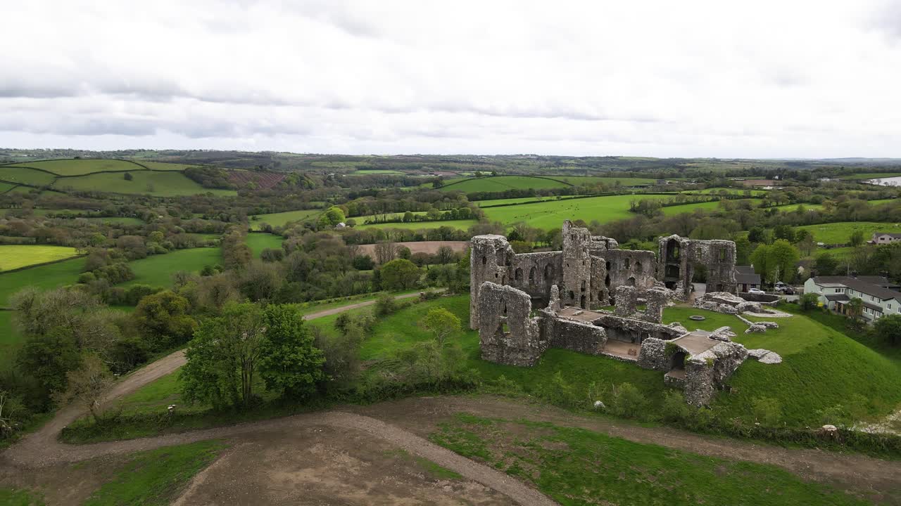 영국 웨일즈의 녹색 웨일즈 시골 풍경에 있는 라와덴 성 유적
