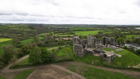 las ruinas del castillo de llawhaden en el verde paisaje rural galés, gales en el reino unido