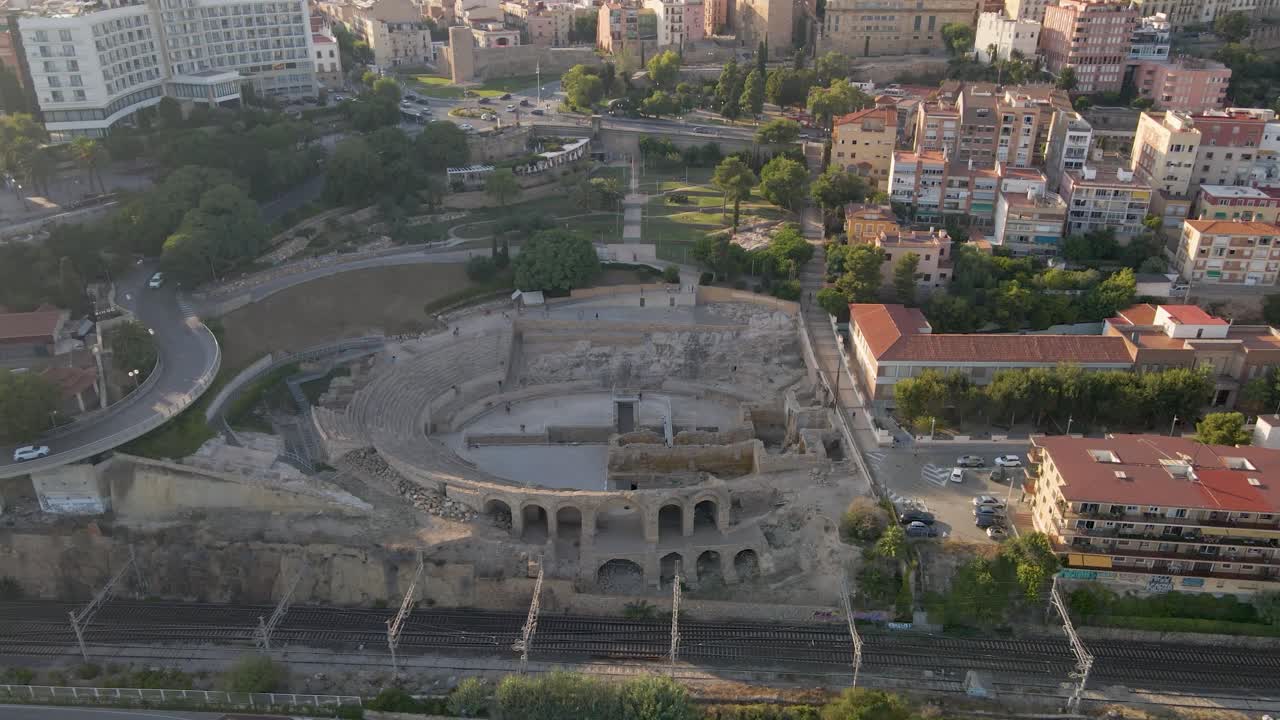 스페인의 타라고나의 도시  ⁇ 창 속에서 고대 로마의 콜로세움이 포착된 매혹적인 느린 드론 클립