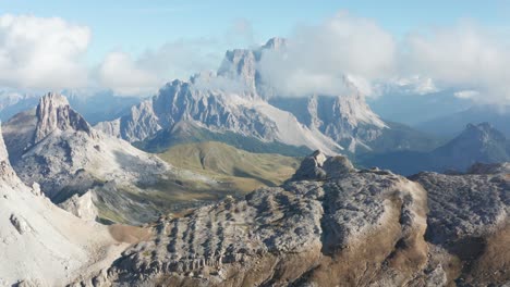 Paisaje-Montañoso-De-Los-Dolomitas,-Antena-Cinematográfica