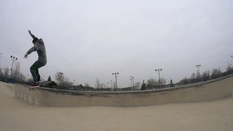 Skater-Macht-Einen-Kickflip-Grind-Auf-Der-Kante-Des-Skateparks