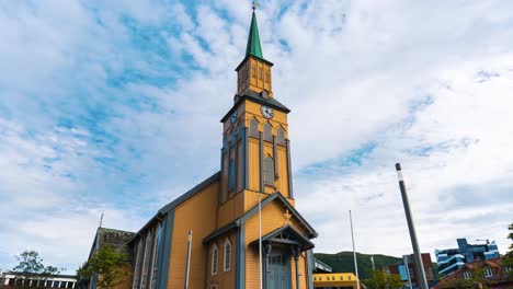 timelapse de la catedral de madera en tromso, norte de noruega