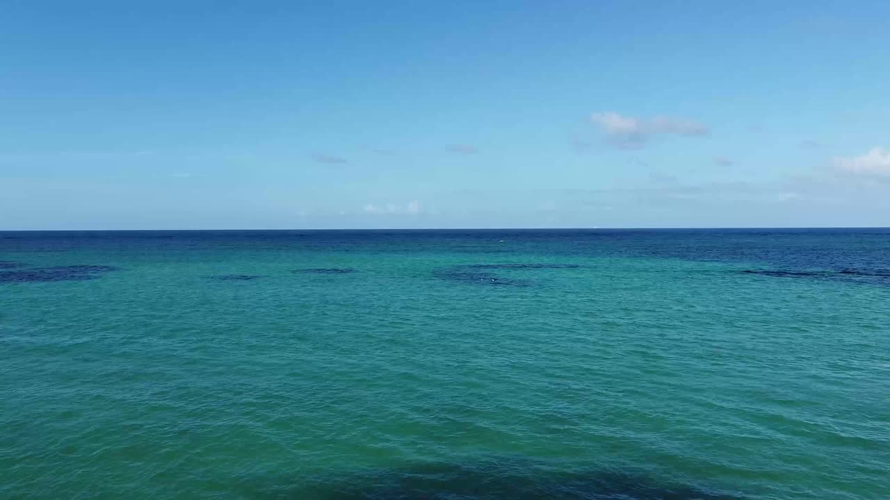 바다 해변의 놀라운 공중 드론 이미지