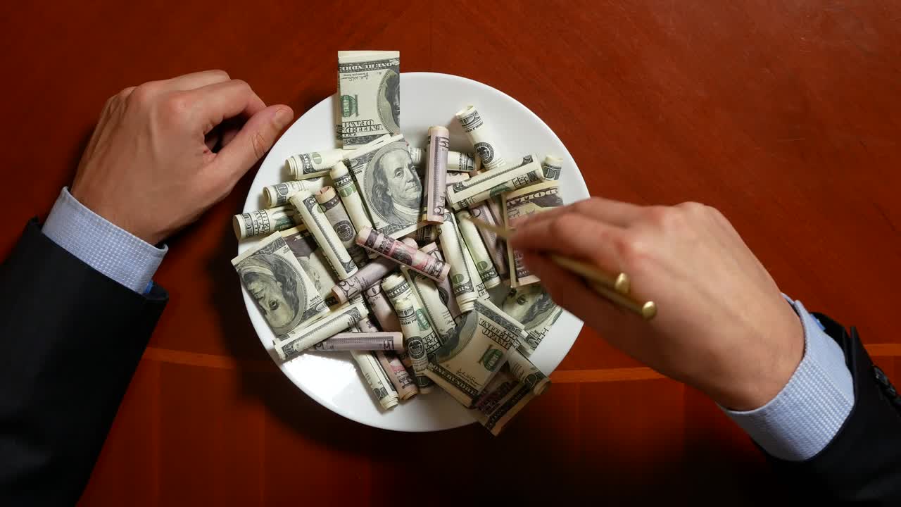 스틱과 달러 롤을 들고 달러를 먹는 사업가의 손.