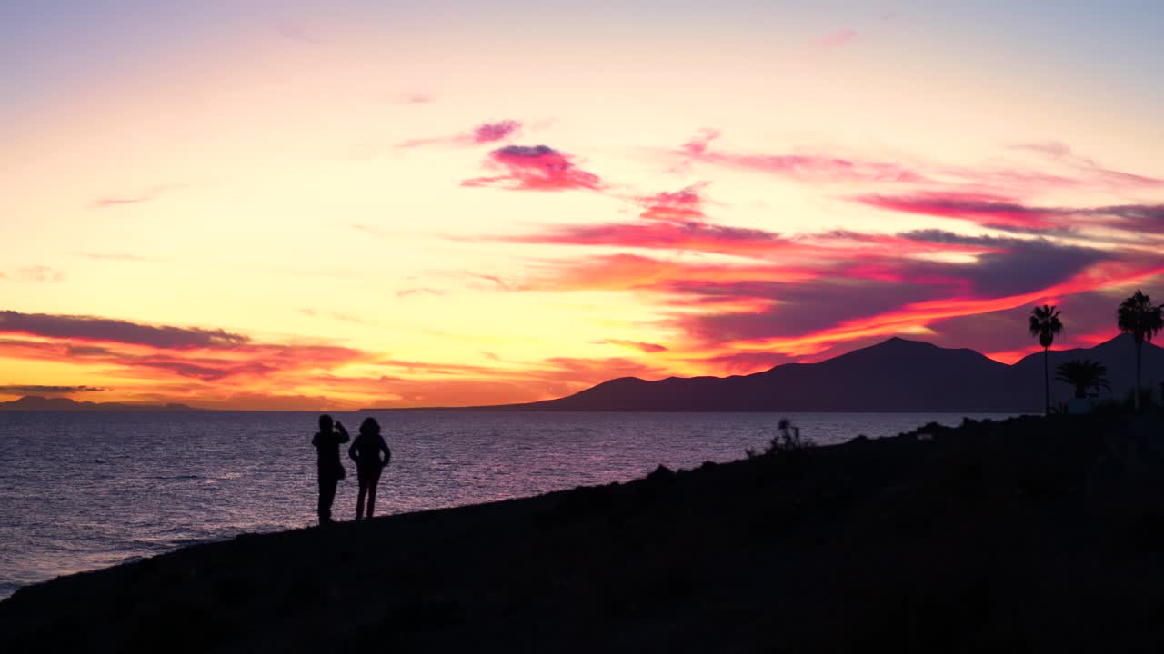 사람들이 지켜보는 바다 위의 일몰
