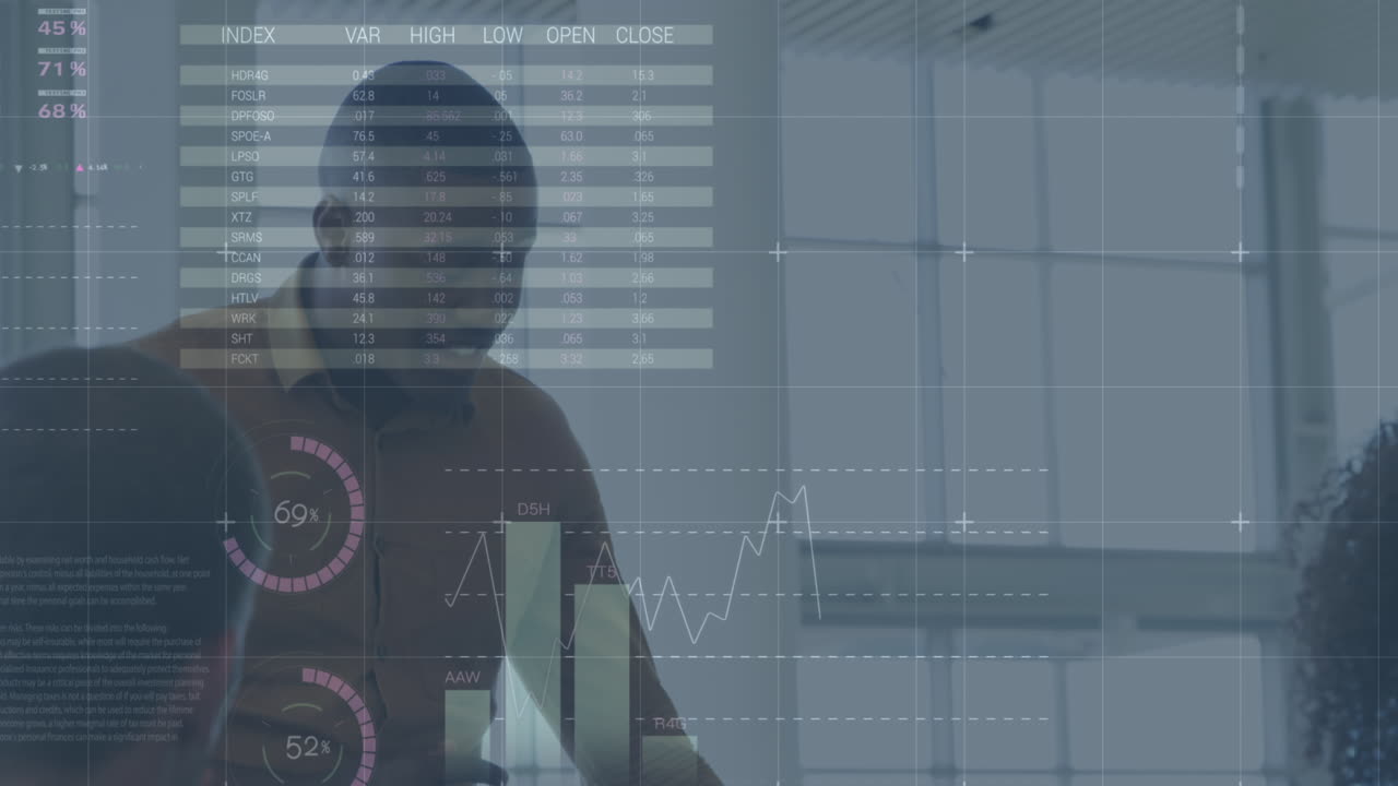 animación de datos financieros y gráficos sobre diversos empresarios que hablan en la oficina