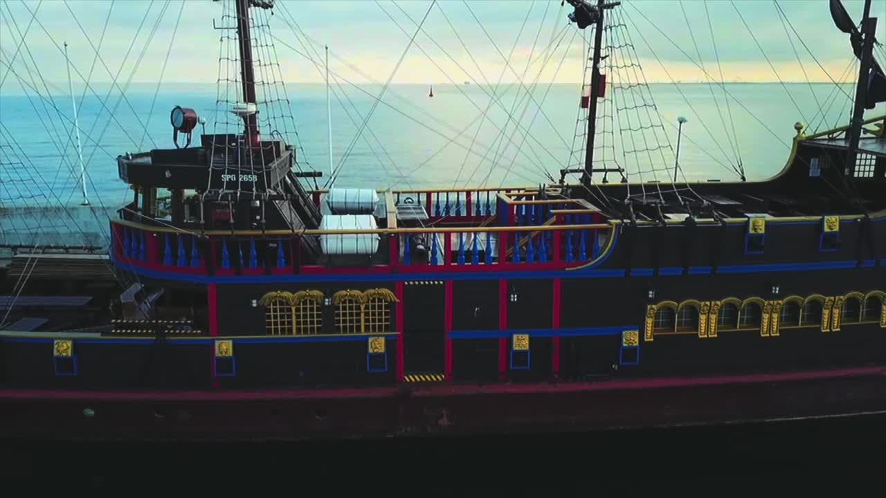 drone volando desde el barco hasta el cielo y la vista panorámica del mar