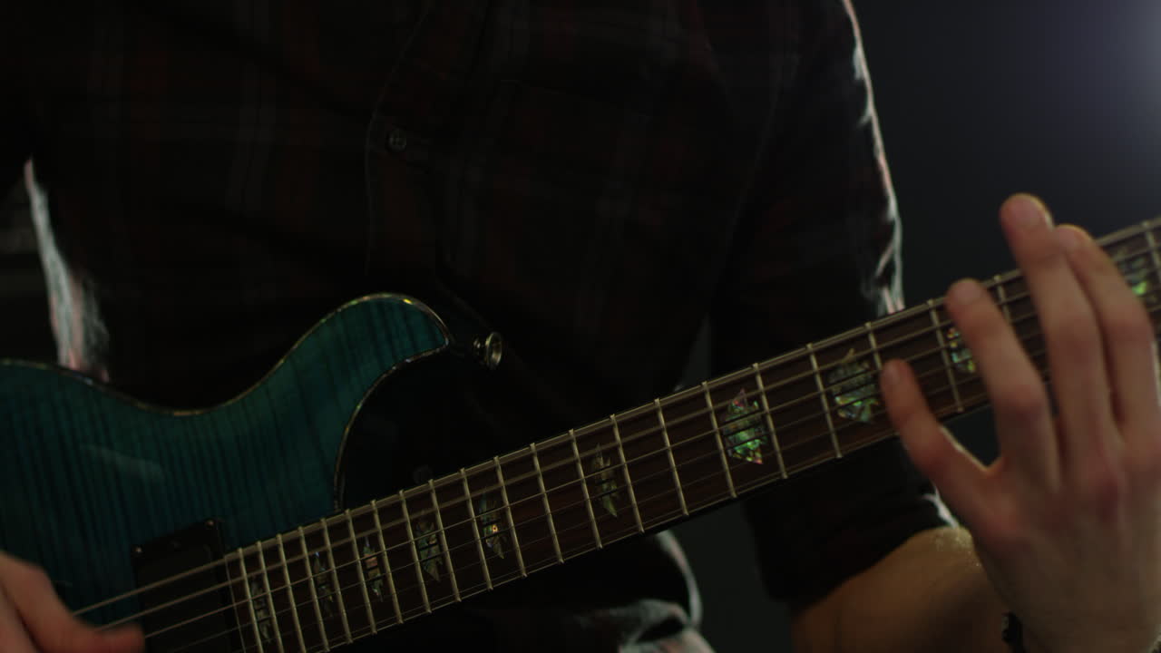 Primo piano di uomo che suona la chitarra elettrica, filmato su R3D