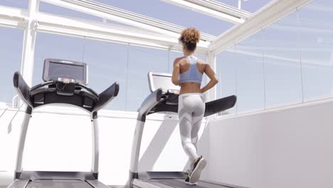 Confident-woman-training-in-gym