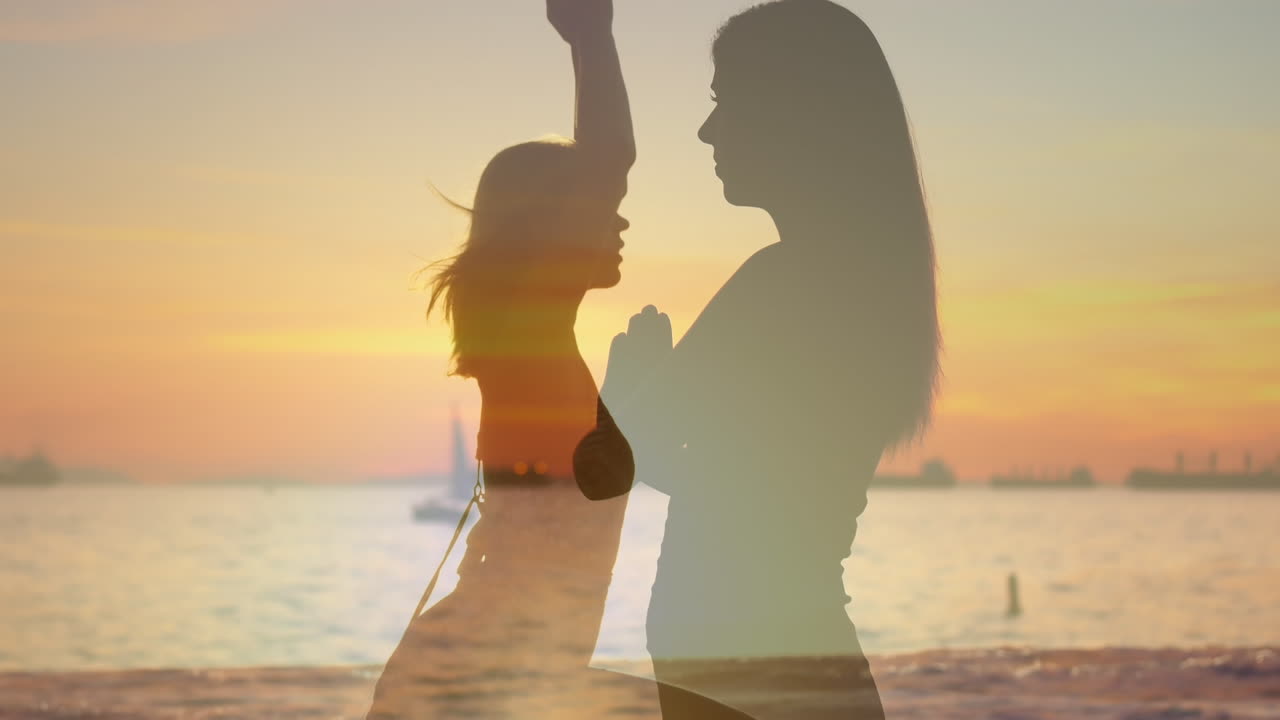 해변에서 요가를 하는 백인 여성의 애니메이션