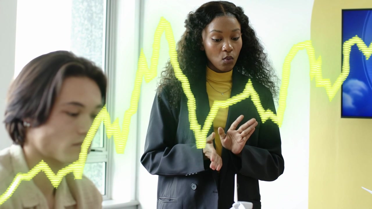 Mulher apresentando dados de negócios, com as mãos unidas, contando nos dedos enquanto forma de onda amarela sobre alto-falante