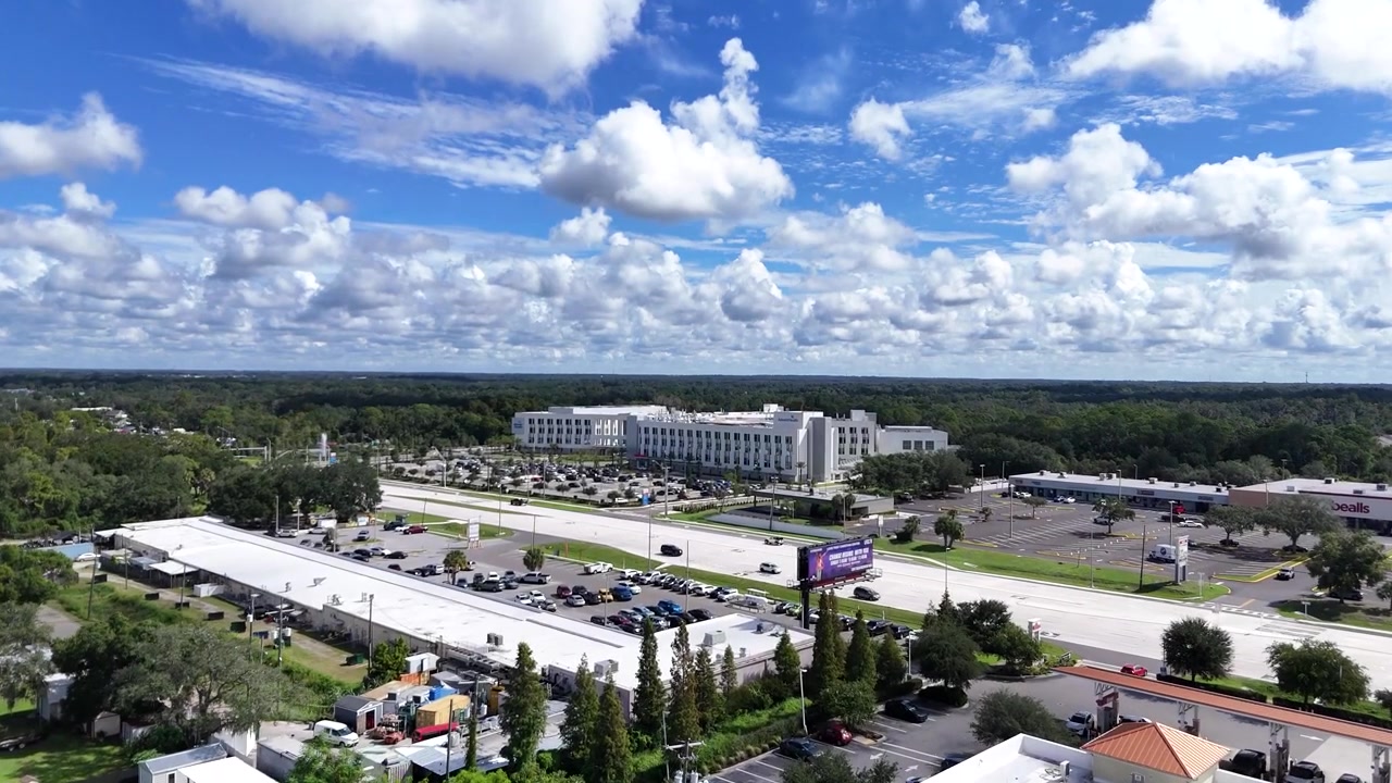 Filmagem de drone em 4K da US 301 e hospital em Riverview, Flórida