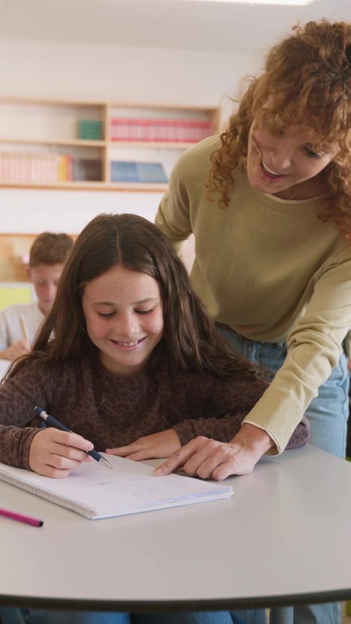 L'insegnante aiuta lo studente con i compiti in classe