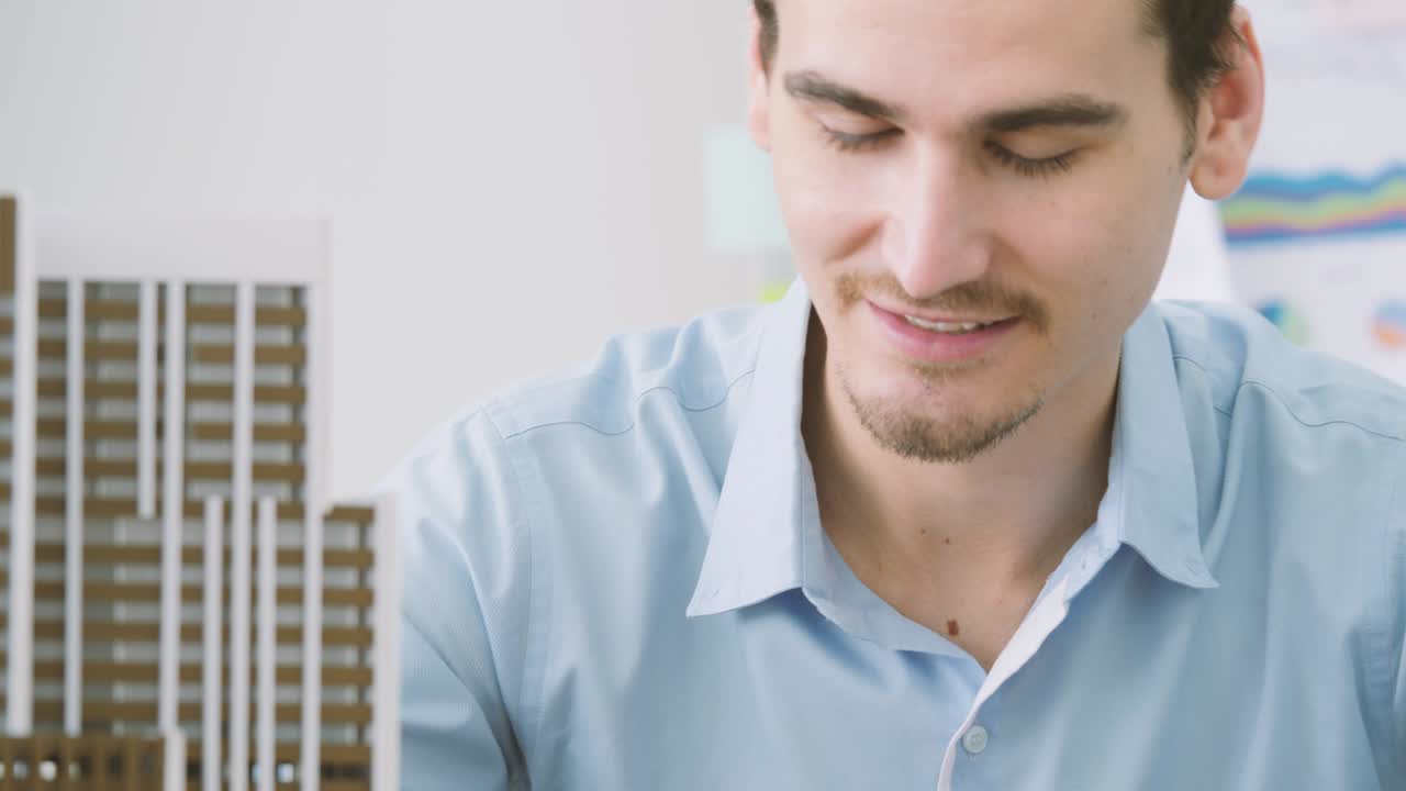 equipo de arquitectos creativos que trabajan juntos en un estudio de arquitectos