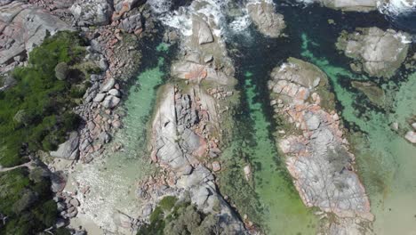 Aguas-Cristalinas-Con-Olas-Salpicando-Entre-Rocas-En-La-Reserva-De-Skeleton-Bay-En-Binalong-Bay,-Tasmania