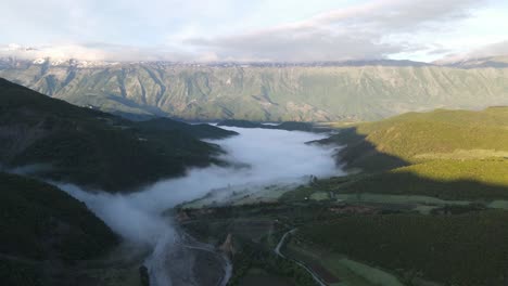 Paisajes-De-Montaña-Con-Picos-Altos-Bajo-La-Niebla-Y-El-Flujo-De-Agua-De-Los-Arroyos-En-Albania