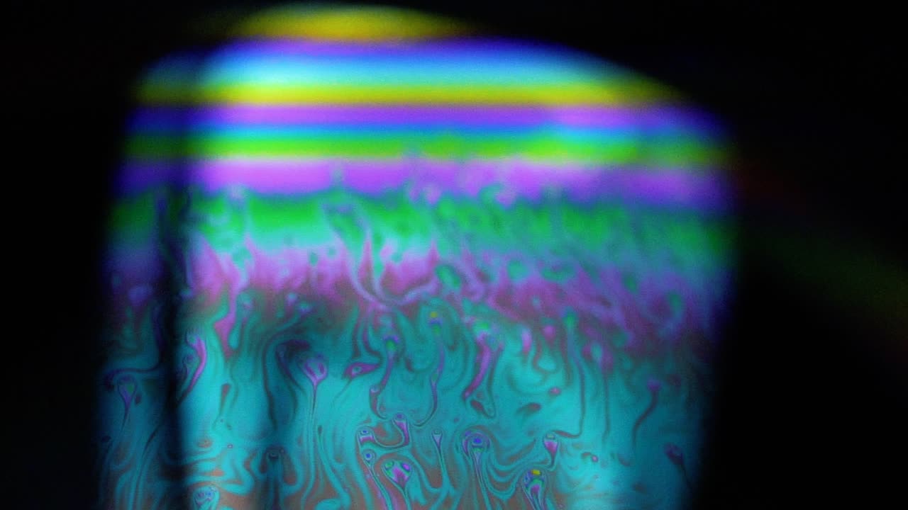 tomas estables de 4k de globos de jabón que muestran los colores del mundo macro a través de una perspectiva microscópica