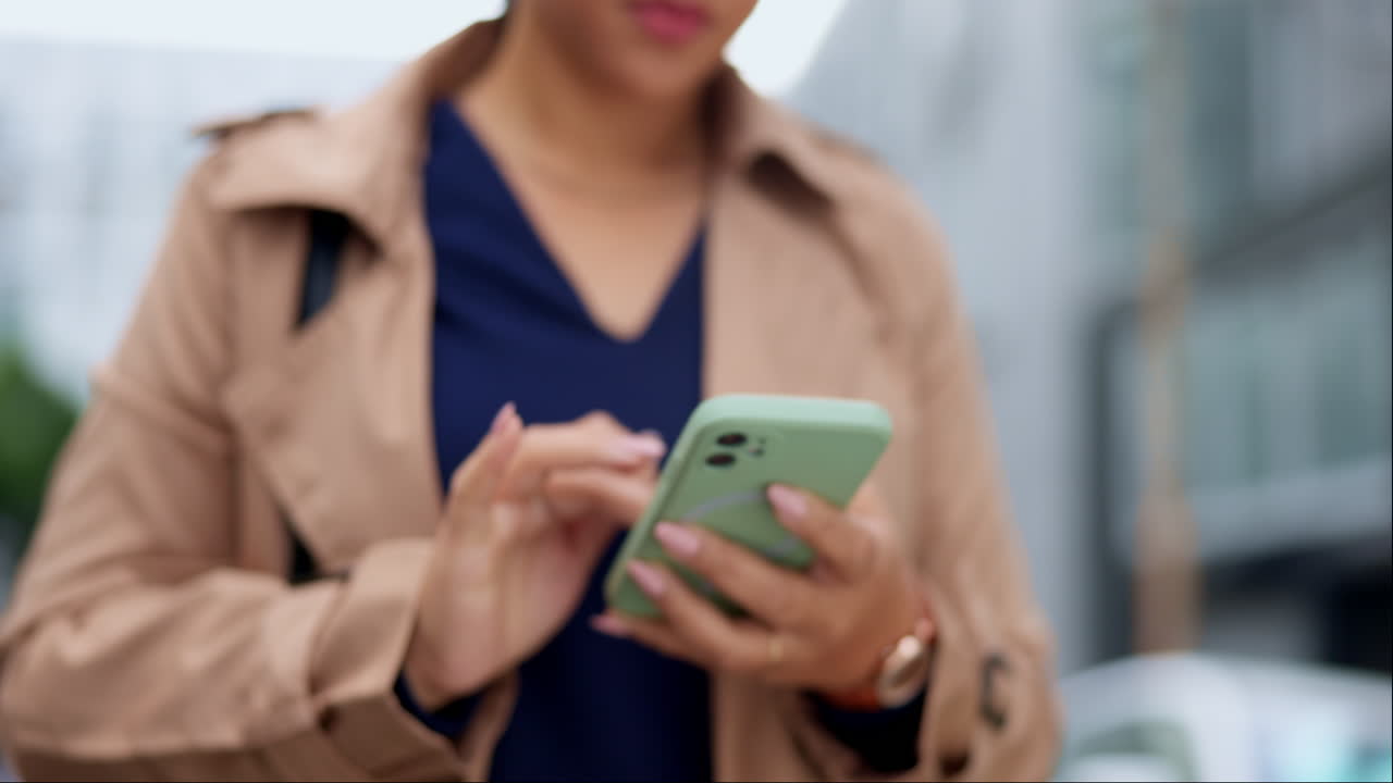 teléfono celular, manos escribiendo y mujer caminando por la ciudad