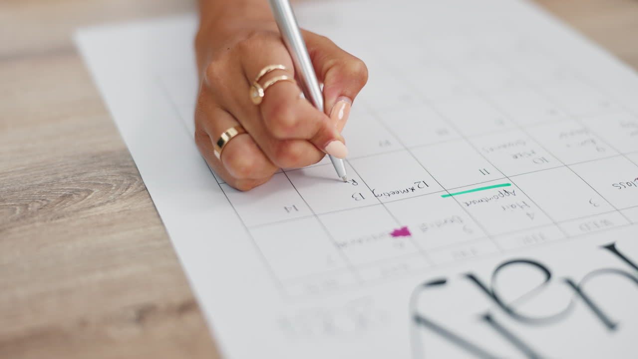 mujer marcando fechas en un calendario