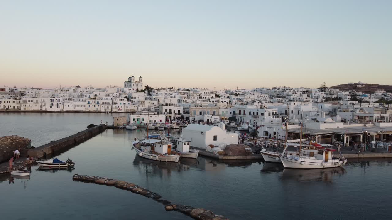 paros, naoussa, costa de grecia y casas blancas tradicionales durante la puesta de sol, vista aérea