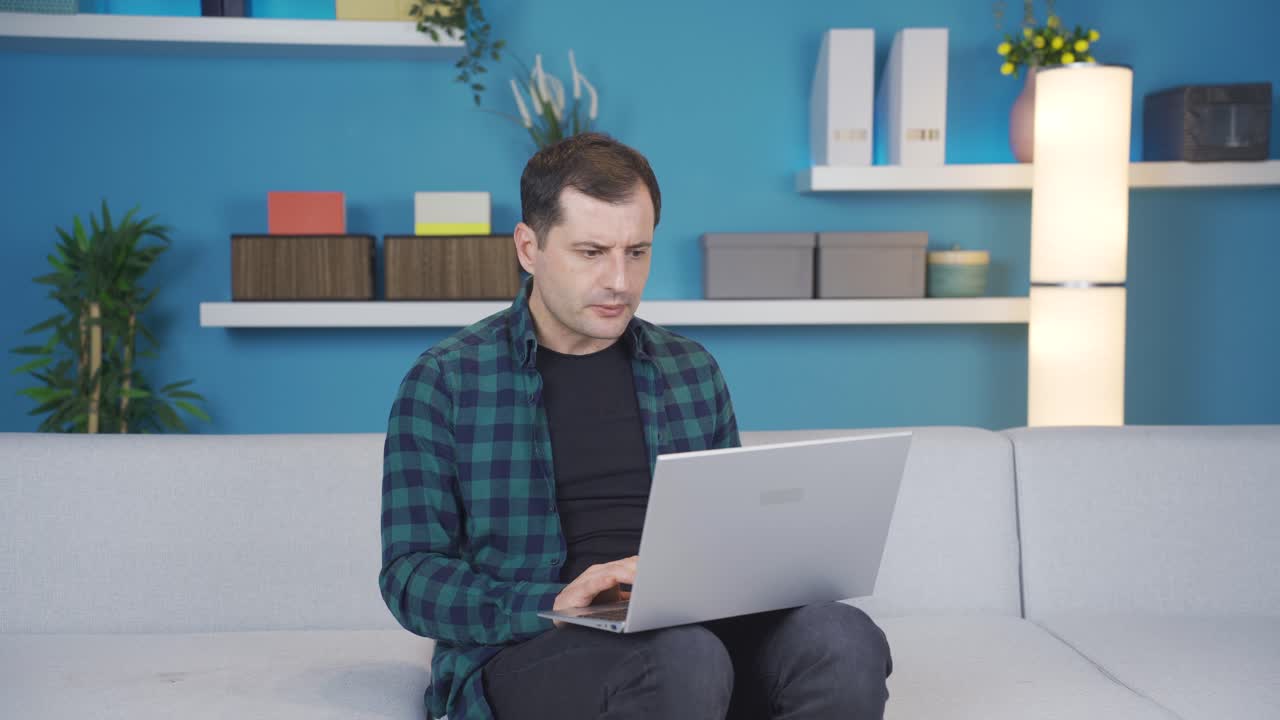 el hombre que escribe o trabaja con una computadora portátil está asombrado y decepcionado por las noticias y los mensajes que ve.