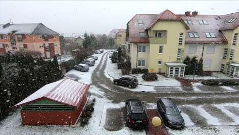 Slow-motion-shot-of-snow-falling-in-a-city-suburb